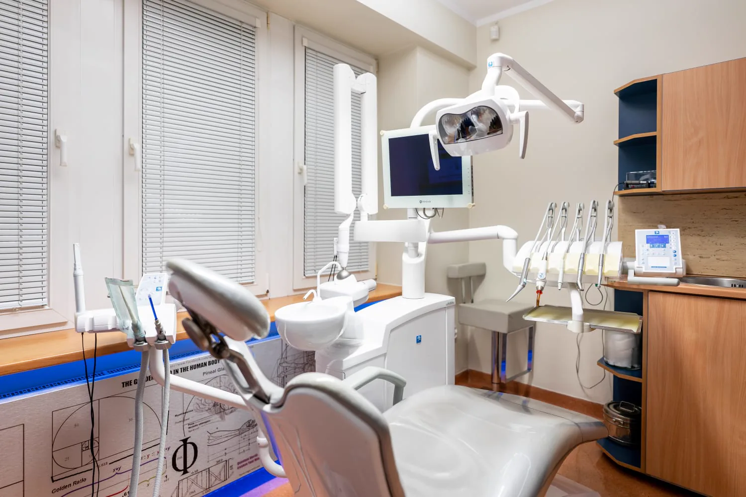 Gabinet stomatologiczny Leszek Jaśkiewicz Wrocław Krzyki — fotel zabiegowy